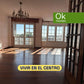 Salón luminoso y espacioso con suelos de madera y grandes ventanales en piso de OKHOMES en Melide